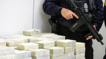 Von der Polizei beschlagnahmtes Heroin liegt auf einem Tisch. Foto: Russell Freeman/Aap/dpa