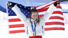 US-Skirennläuferin Mikaela Shiffrin jubelt bei der Siegerehrung nach ihrem Gold im Slalom bei den Olympischen Winterspielen 2026 in Cortina d’Ampezzo. Foto: EPA/Daniel Dal Zennaro