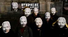 Die Menschen in Neapel demonstrieren für die Freilassung von Julian Assange. Foto: epa/Ciro Fusco