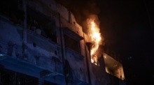 Nach einem israelischen Luftangriff brennt ein Wohngebäude in Gaza-Stadt, das vertriebene Menschen beherbergte. Foto: epa/Haitham Imad