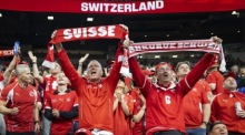 Schweizer Fans feuern ihre Mannschaft vor dem WM-Sechzehntelfinale gegen Algerien in Vancouver an. Foto: EPA/Peter Klaunzer