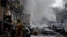 Beim Einschlag einer russischen Rakete in ein Wohnhaus in Wyschhorod, einem Vorort von Kiew, wurden mindestens vier Menschen getötet. Foto: epa/Oleg Petrasyuk