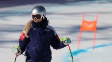 US-Skirennläuferin Lindsey Vonn wärmt sich vor der Abfahrt der Frauen bei den Olympischen Winterspielen 2026 im Skigebiet Tofane in Cortina d’Ampezzo auf. Foto: EPA/Andrea Solero