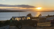 Die Sonne geht hinter einem Land Rover unter. Wohl in keinem Land der Welt gibt es pro Kopf so viele Land Rover wie auf den Falklandinseln. Foto: Benedikt von Imhoff/dpa