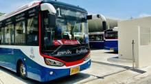 Ein Elektrobus der Provinz Phuket am Busbahnhof während des Probebetriebs. Bild: Phuket Info Center