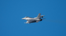 Ein Kampfflugzeug vom Typ F-16 fliegt über der Eifel bei Spangdahlem. Foto: Harald Tittel/dpa