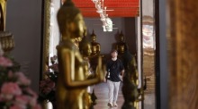 Ein ausländischer Tourist besichtigt die goldenen Buddha-Statuen im Tempel Wat Pho in Bangkok. Foto: epa/Rungroj Yongrit