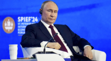 Russlands Präsident Wladimir Putin spricht bei einer Plenarsitzung des Internationalen Wirtschaftsforums in St. Petersburg. Foto: AP/dpa/alexander Zholobov/pool Sputnik Kremlin