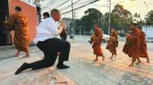 Mit einem hohen Wai begrüßte Thomas Seeland respektvoll die Mönche. Die buddhistische Segnung soll der Seeland Brewery Glück bringen. Fotos: Jahner