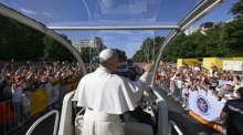 Papst Leo XIV. bei seiner Ankunft zur Feier einer Fronleichnamsmesse auf der Plaza de Cibeles in Madrid. Foto: epa/Vatican Media Handout