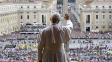 Papst Leo XIV. grüßt die Gläubigen während des Regina-Caeli-Gebets auf dem Petersplatz. Foto: epa/Vatican Media