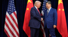 US-Präsident Donald Trump (l) und der chinesische Präsident Xi Jinping schütteln sich vor ihrem Treffen am Gimhae International Airport die Hände. Foto: Mark Schiefelbein/Ap/dpa