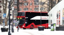 Ein Linienbus fährt durch eine verschneite Stadt – passend zu Berichten über einen spektakulären Busdiebstahl eines Jugendlichen in Skandinavien. Symbolfoto: Pexels/Efrem Efre