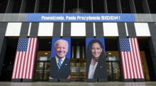 Plakat des designierten US-Präsidenten Biden und des designierten Vizepräsidenten Harris in Poznan. Foto: epa/Jakub Kaczmarczyk