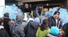 Wasser und Lebensmittel werden an die von einem schweren Erdbeben in Hatay betroffenen Menschen verteilt. Foto: epa/Erdem Sahin