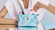 Die Amenity-Kits enthalten unter anderem Pflegeprodukte von SIRIVANNAVARI Maison sowie weitere Reiseutensilien für Langstreckenflüge. Bild: THAI