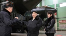 Der nordkoreanische Staatschef Kim Jong Un besichtigt mit seiner Tochter eine Raketenabschussanlage. Foto: epa/Kcna