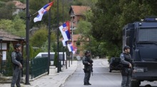 Polizisten kontrollieren das Gebiet des Dorfes Banjska nach der Belagerung des Klosters im Kosovo. Foto: epa/Georgi Licovski