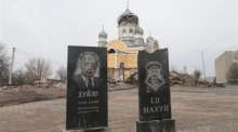 In der kleinen Stadt Malin unweit von Kiew wurden von Einheimischen Grabsteine für den russischen Präsidenten Wladimir Putin und seinen weißrussischen Amtskollegen Alexandr Lukaschenko aufgestellt. Foto: epa/Str