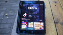 Auf dem Tablet ist eine TikTok-App zu sehen. Foto: epa/Alex Plavevski