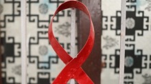 Eine rote Schleife als Symbol für HIV und Aids ist in einem Labor eines Zentrums für antiretrovirale Therapie in Karatschi angebracht. Foto: EPA/Shahzaib Akber