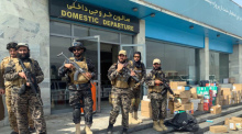 Taliban-Kämpfer bewachen nach dem Abzug der US-Truppen den internationalen Flughafen in Kabul. Foto: AP/dpa/kathy Gannon