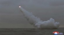 Nord Korea startet zwei Raketen von einem U-Boot aus, während die USA und Südkorea militärische Übungen durchführen. Foto: epa/Kcna Editorial Use Only