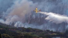 Ein Wasserflugzeug schüttet Wasser auf den Waldbrand in La Orotava, Teneriffa. Foto: epa/Ramon De La Rocha