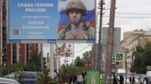 Ein Plakat mit der Abbildung eines Soldaten und dem Slogan 