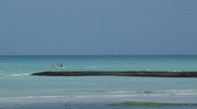 Somalische Piraten auf einem kleinen Schnellboot fahren auf die Küste zu. Archivfoto: epa/BADRI MEDIA