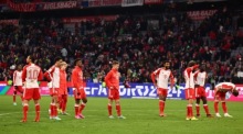 Die Spieler des FC Bayern reagieren nach der Niederlage im Fußball-Bundesligaspiel zwischen dem FC Bayern München und Werder Bremen in München. Foto: epa/Anna Szilagyi