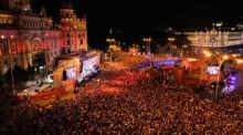 Spieler der spanischen Fußballnationalmannschaft feiern auf dem Cibeles-Platz in Madrid vor ihren Fans. Foto: Bernat Armangue/Ap/dpa