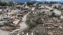 Ein Foto, das mit einer Drohne aufgenommen wurde, zeigt die Zerstörung nach dem Überlaufen des Forqueta-Flusses in Lajeado. Foto: epa/Sebastiao Moreira