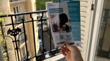 Eine Frauenhand hält einen Flyer mit Verhaltenstipps für Frauen gegen sexuelle Belästigung im öffentlichen Raum (gestellte Szene). In der Metro, auf dem Weg nach Hause oder zum Sport. Foto: Michael Evers/dpa