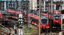 Während eines landesweiten Warnstreiks im Verkehrswesen stehen die Züge in einem Bahnhof still. Foto: EPA-EFE/Hannibal Hanschke