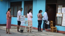 Die Menschen in Sri Lanka warten vor einem Wahllokal auf die Stimmabgabe während der Parlamentswahlen in Colombo. Foto: epa/Chamila Karunarathne