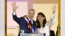 Chiles neuer Präsident José Antonio Kast begrüßt mit Ehefrau María Pía Adriasola Unterstützer vom Balkon des Präsidentenpalasts in Santiago. Foto: EPA/Elvis Gonzalez