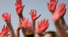 Die Familien der israelischen Geiseln, die von der Hamas in Gaza festgehalten werden, und ihre Unterstützer mit rot bemalten Händen nehmen teil. Foto: epa/Abir Sultan