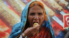Eine Frau erhält in Hyderabad kostenlose Mahlzeiten anlässlich des Welttages der Lebensmittelsicherheit. Foto: epa/Nadeem Khawar