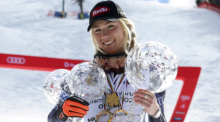 Mikaela Shiffrin aus den USA posiert mit ihren Trophäen für den alpinen Skilauf, den Weltcup-Slalom, den Riesenslalom und den Gesamtsieg. Foto: Alessandro Trovati/Ap/dpa