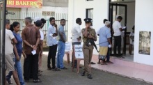 Die Wähler Sri Lankas stehen während der Präsidentschaftswahlen in einem Wahllokal in Colombo Schlange, um ihre Stimme abzugeben. Foto: epa/Chamila Karunarathne