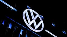 das Logo des Autoherstellers VW in Frankfurt. Foto: epa/Sascha Steinbach
