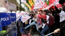 Demonstranten stoßen mit der Bereitschaftspolizei zusammen, als sie versuchen, den Taksim-Platz zu erreichen, um den Internationalen Tag der Arbeit in Istanbul zu feiern. Foto: epa/Tolga Bozoglu