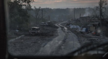 Während schwerer Kämpfe an der Front in Sjewjerodonezk in der Region Luhansk liegen ausgebrannte Autowracks am Rand eines Wegs. Foto: Oleksandr Ratushniak
