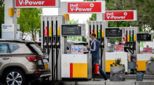 Pendler tanken ihr Auto an einer Tankstelle in Mönchengladbach. Foto: epa/Sascha Steinbach