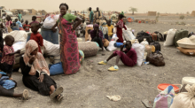 Flüchtlinge aus dem Sudan warten nach Grenzübertritt im Südsudan auf den Weitertransport in ein Transitlager. Foto: dpa/Eva-maria Krafczyk