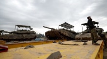 Transportpanzer der israelischen Armee ziehen sich aus dem südlichen Gazastreifen zurück. Foto: epa/Atef Safadi