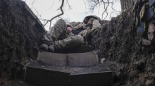 Ein ukrainischer Soldat ruht sich in einem Schützengraben an der Frontlinie in der Nähe von Lyman aus. Foto: Iryna Rybakova/Ap/dpa