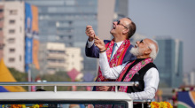 Indiens Premierminister Narendra Modi und Bundeskanzler Friedrich Merz besuchen während dessen Indien-Reise ein Drachenfestival in Ahmedabad. Foto: Kay Nietfeld/dpa