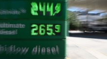 Preistafel einer Tankstelle in Canberra mit neuen Kraftstoffpreisen, während Autofahrer Benzinkosten nun genau im Blick behalten. Foto: epa/Lukas Coch